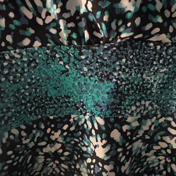 Elle Teal and Black Floral V-Neck Blouse - Picture 4 of 7